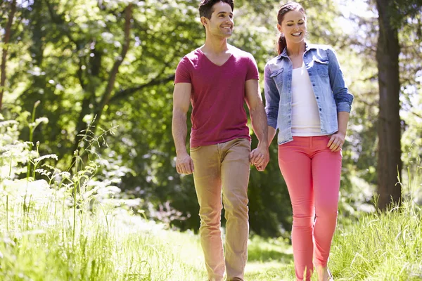 Coppia passeggiate in estate — Foto Stock