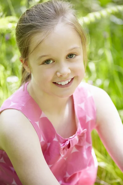 Young Girl Sitting In Field — Stock Photo, Image