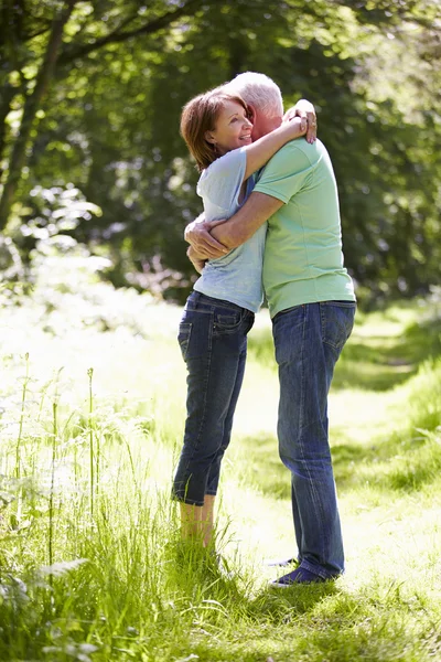 Pareja mayor caminando en el campo — Foto de Stock