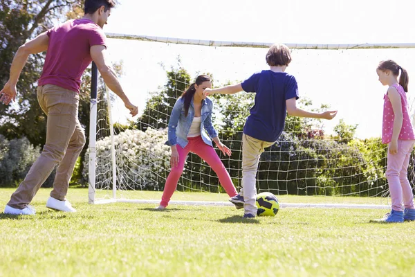 Familie samen voetballen — Stockfoto