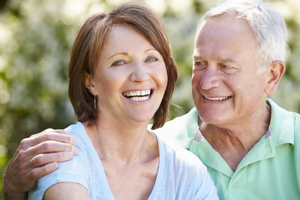 Senior paar zitten In de zomertuin — Stockfoto