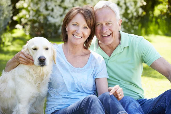 Casal sênior sentado com cão — Fotografia de Stock