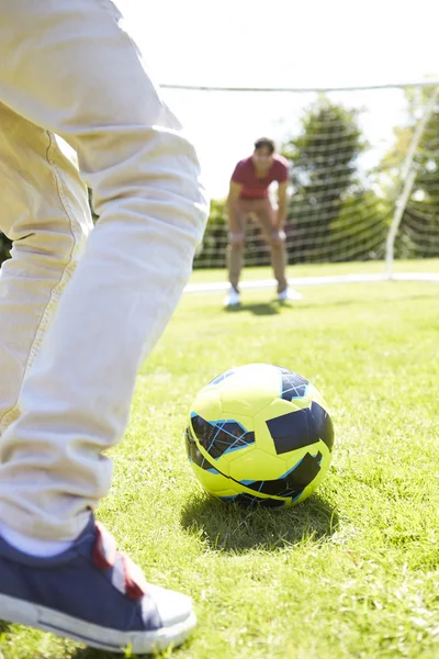 Far och son spelar fotboll — Stockfoto