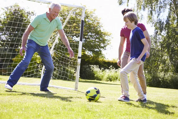 Família jogando futebol juntos — Fotografia de Stock