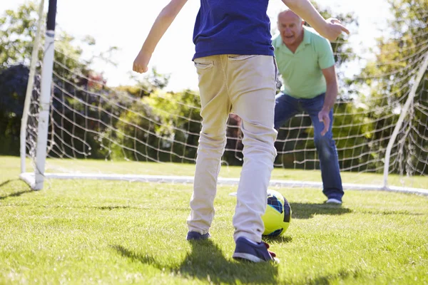 Grootvader en kleinzoon voetballen — Stockfoto