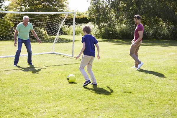 家人一起踢足球 — 图库照片