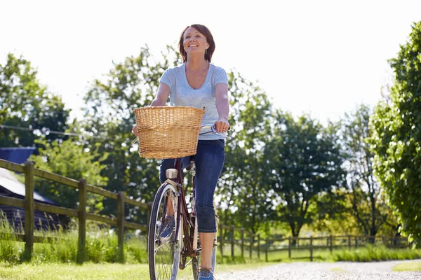 Зріла жінка їде на велосипеді — стокове фото