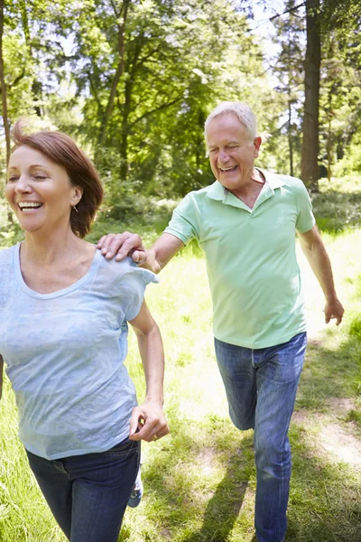 Pareja mayor corriendo en el campo —  Fotos de Stock