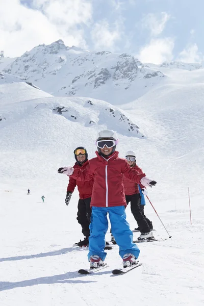 Familia en vacaciones de esquí en las montañas — Foto de Stock