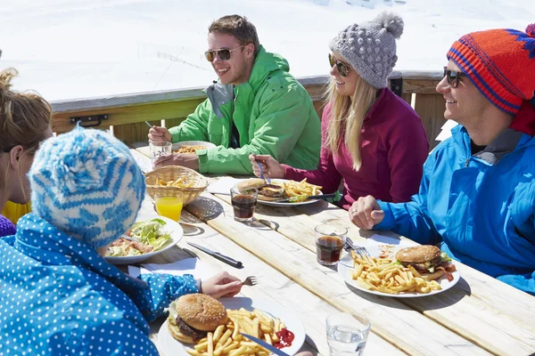 Przyjaciele, zjeść posiłek w Ski Resort — Zdjęcie stockowe