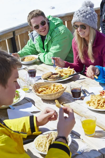 Vänner njuter måltid på Ski Resort — Stockfoto