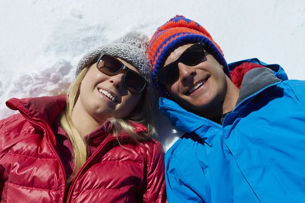 Casal se divertindo nas férias de inverno — Fotografia de Stock