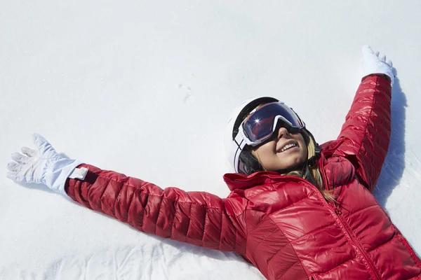 Donna che si diverte in vacanza invernale — Foto Stock