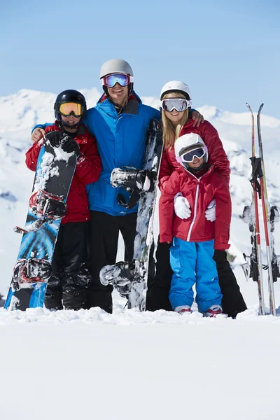 Familjen på skidsemester i bergen — Stockfoto