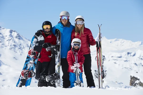 산에서 스키 휴가에 가족 — 스톡 사진