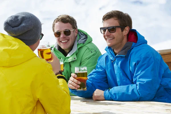 Män som njuter av Drink på Ski Resort — Stockfoto