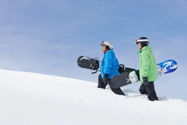 Dois homens com snowboards em montanhas — Fotografia de Stock