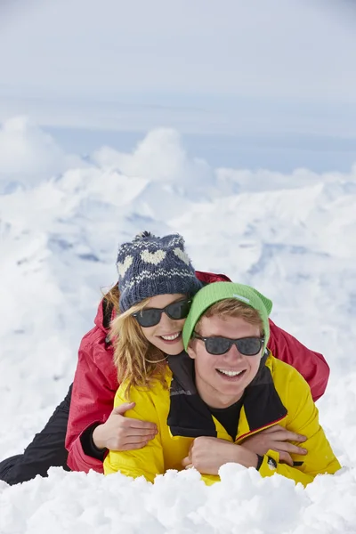 Pareja divirtiéndose en vacaciones de esquí — Foto de Stock