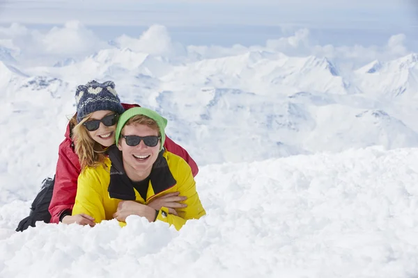 夫妇度假滑雪乐趣 — 图库照片