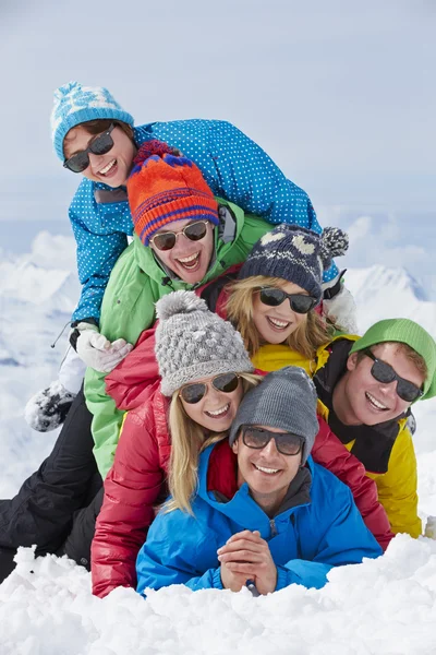 Amigos se divertindo em férias de esqui — Fotografia de Stock