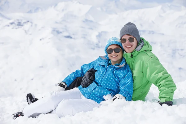 Pareja divirtiéndose en vacaciones de esquí — Foto de Stock