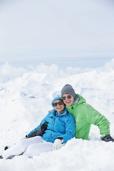 Casal se divertindo em férias de esqui — Fotografia de Stock