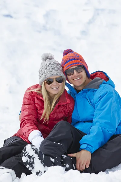 Paar plezier op skivakantie — Stockfoto