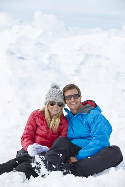 Pareja divirtiéndose en vacaciones de esquí — Foto de Stock