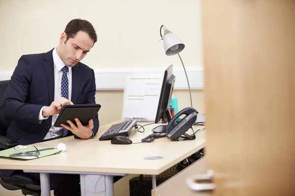 Consultor masculino usando tableta digital — Foto de Stock