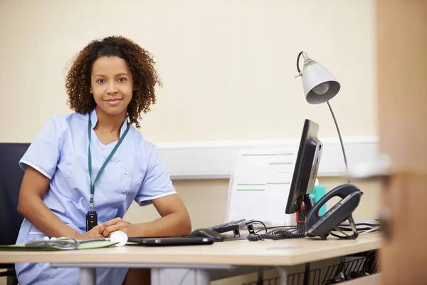 Kvinna sjuksköterska arbeta på skrivbord i Office — Stockfoto