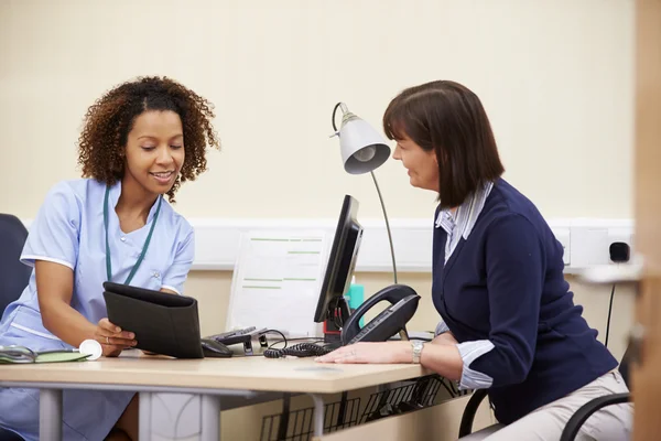 Krankenschwester zeigt Patienten Testergebnisse — Stockfoto