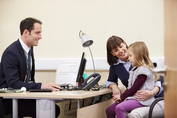 Afspraak voor moeder en dochter met arts — Stockfoto