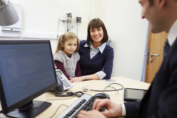 Möte för mor och dotter med läkare — Stockfoto