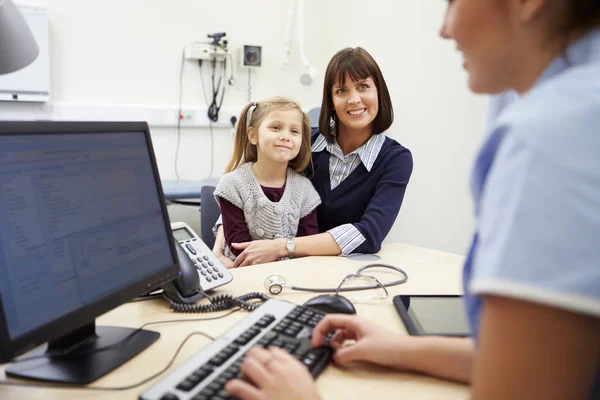 Afspraak voor moeder en dochter met verpleegkundige — Stockfoto