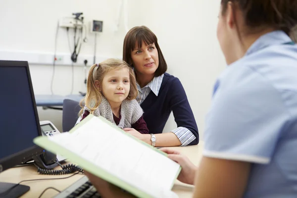 Cita para madre e hija con enfermera — Foto de Stock