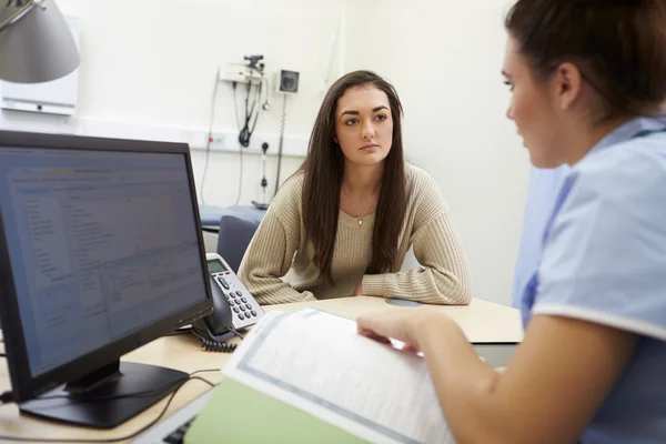 Verplegen bespreken testresultaten met patiënt — Stockfoto