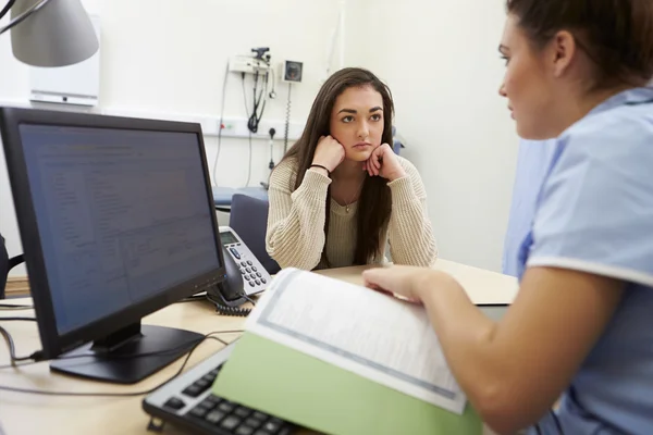 Verplegen bespreken testresultaten met patiënt — Stockfoto