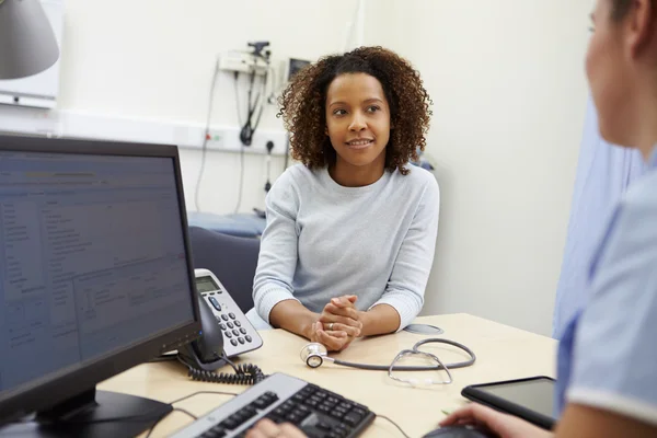 Vrouw na afspraak met de verpleegkundige — Stockfoto