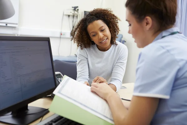 Krankenschwester diskutiert Testergebnisse mit Patientin — Stockfoto