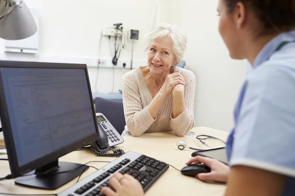 Senior patiënt heeft een afspraak met de verpleegkundige — Stockfoto