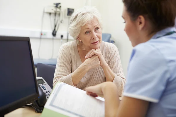 Verplegen bespreken testresultaten met patiënt — Stockfoto