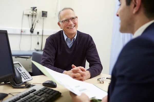 Consultant testresultaten met patiënt bespreken — Stockfoto