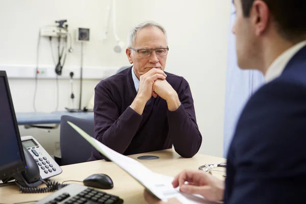 Consultant testresultaten met patiënt bespreken — Stockfoto