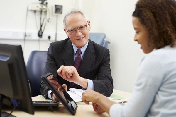 Arzt zeigt Patienten Testergebnisse — Stockfoto