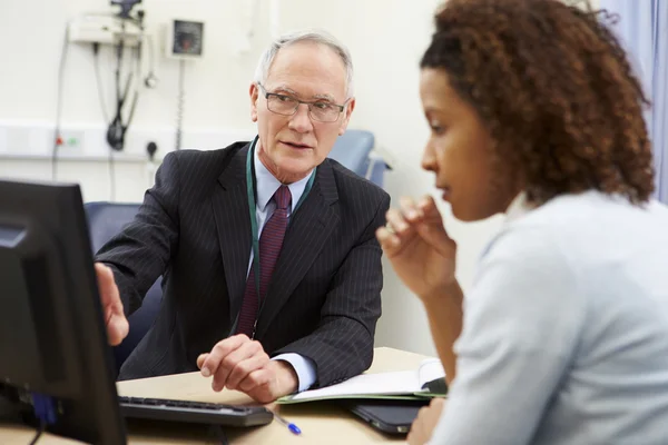 Consultant Meeting With Patient In Office — Stock Photo, Image