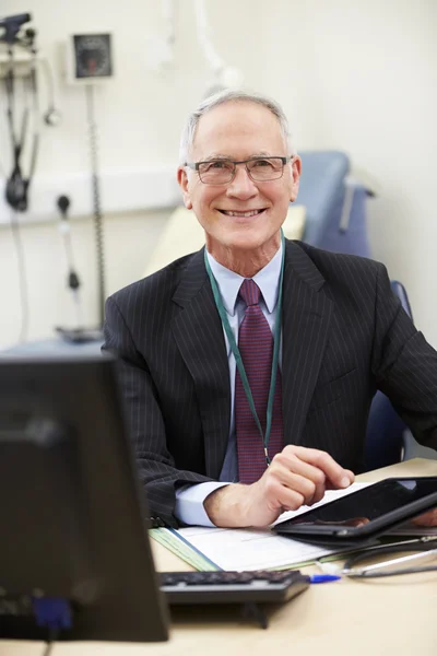 Consultant Using Digital Tablet — Stock Photo, Image