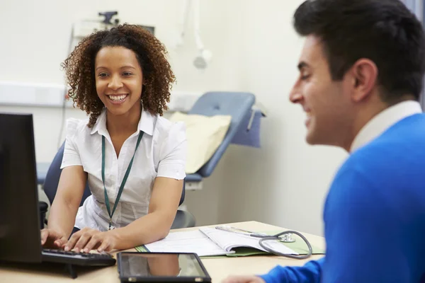 Consultant ontmoeting met patiënt — Stockfoto