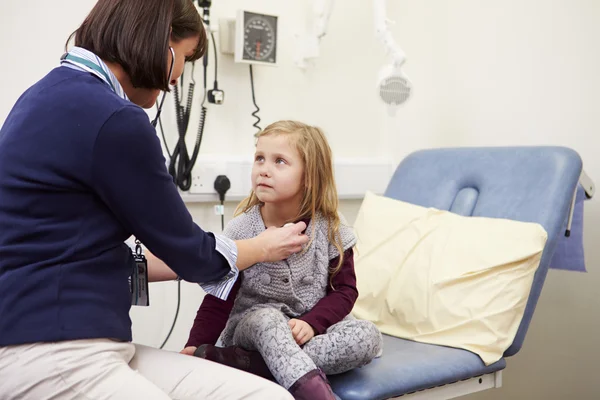 Arzt untersucht junges Mädchen im Krankenhaus — Stockfoto