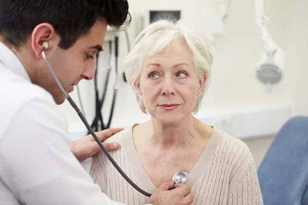 Arzt untersucht Seniorin — Stockfoto