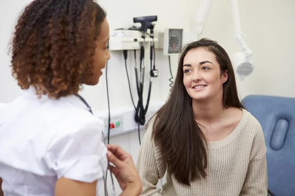 Consultant Talking To Teenage Patient — Stock Photo, Image